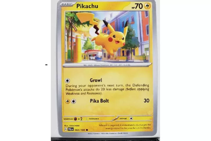 Kartu Pokémon Pikachu edisi khusus dengan latar belakang pemandangan kota.