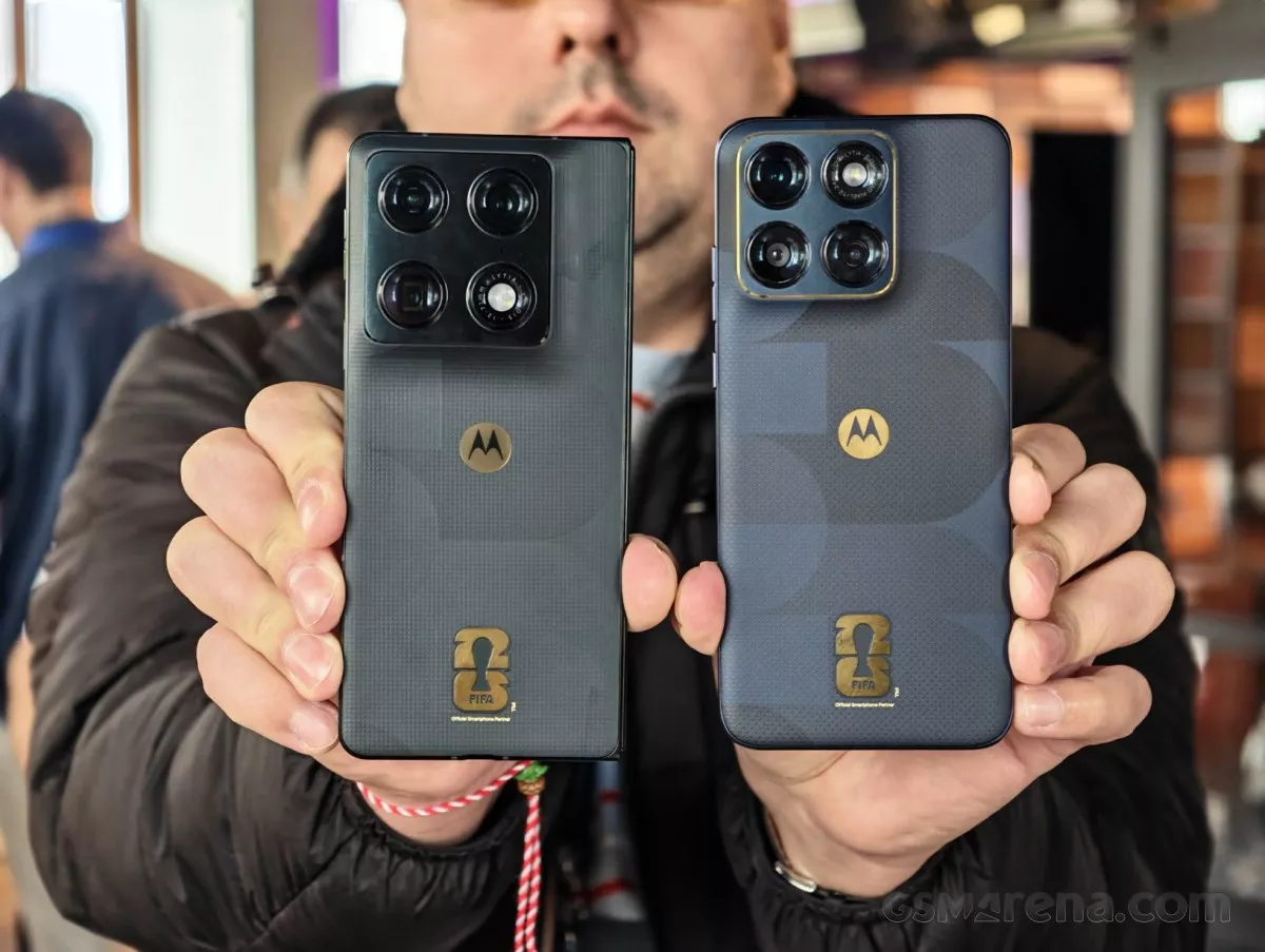 Dua perangkat Motorola Razr Fold FIFA Edition edisi terbatas dengan logo emas FIFA World Cup 26 di bagian bodi belakang.