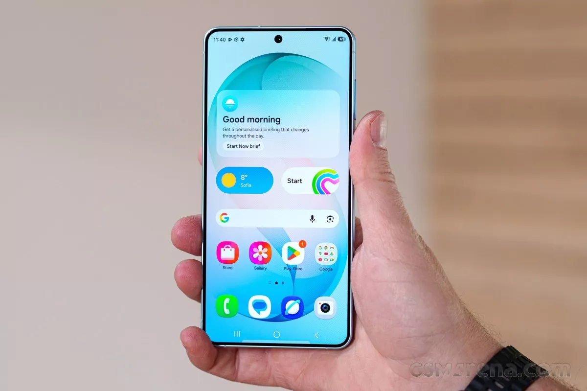 Bocoran desain layar depan Samsung Galaxy S27 Pro yang mengusung dimensi compact dan estetik untuk kenyamanan satu tangan.
