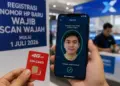 Tampilan layar ponsel menunjukkan verifikasi wajah berhasil untuk registrasi nomor HP baru berdampingan dengan kartu SIM 4G LTE.