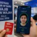 Tampilan layar ponsel menunjukkan verifikasi wajah berhasil untuk registrasi nomor HP baru berdampingan dengan kartu SIM 4G LTE.