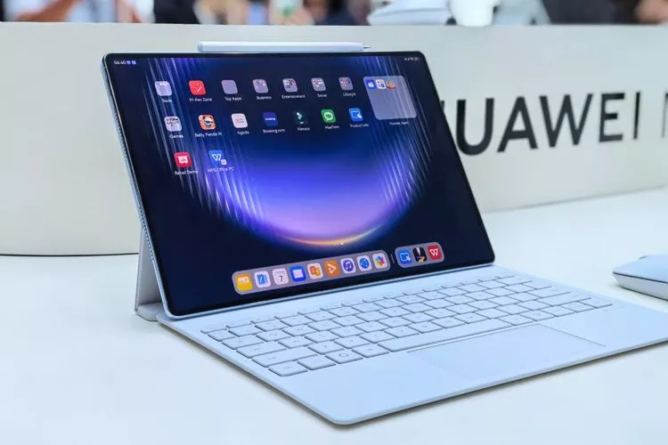 Layar luas Huawei MatePad Pro Max memberikan ruang multitasking yang maksimal untuk menjalankan berbagai aplikasi secara bersamaan.