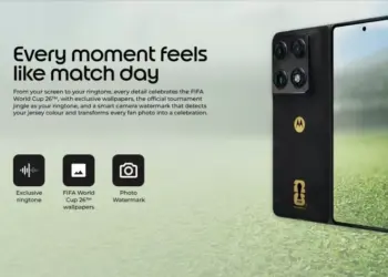 Setiap momen terasa seperti hari pertandingan dengan fitur kustomisasi bertema sepak bola pada Motorola Razr Fold FIFA Edition.