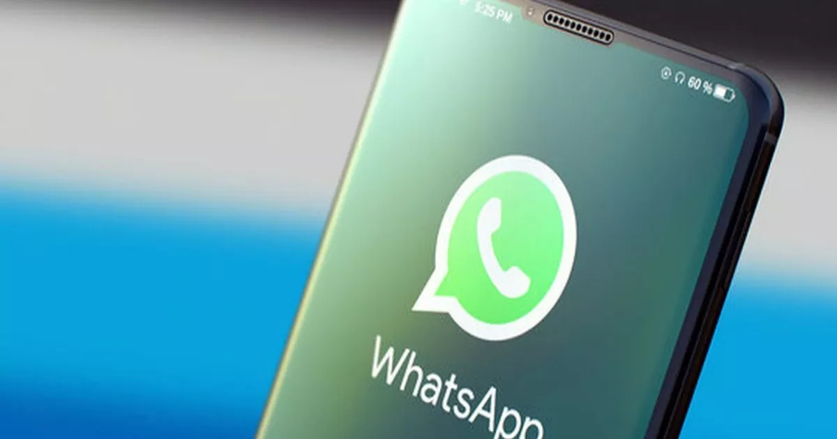 Logo dan tulisan WhatsApp di layar smartphone dengan desain modern berlayar lengkung.