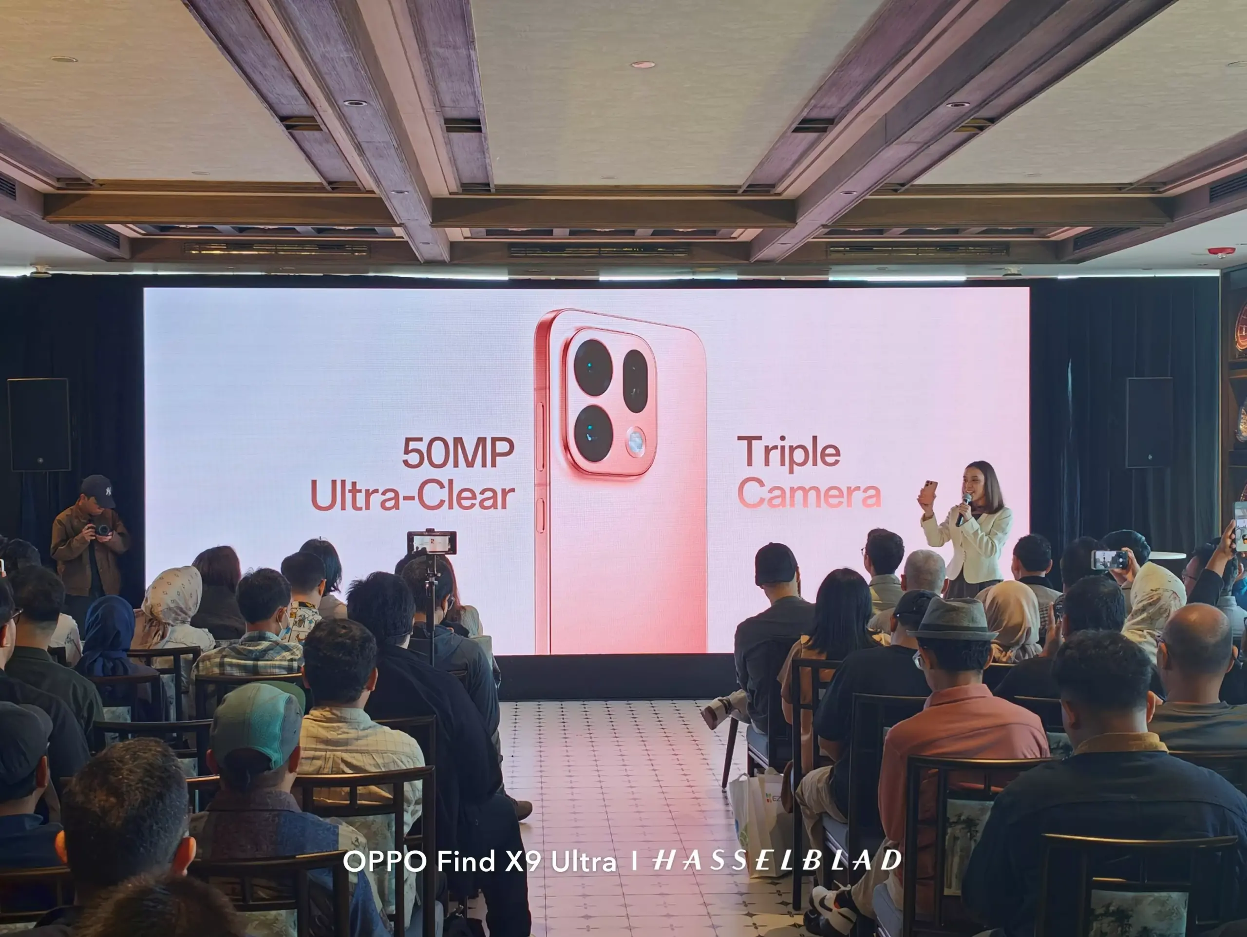 Suasana presentasi fitur 50MP Ultra-Clear Triple Camera OPPO Find X9s