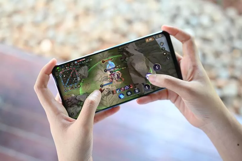 Layar dengan refresh rate tinggi pada rekomendasi HP gaming terbaik ini memastikan setiap pergerakan hero terasa instan dan responsif.