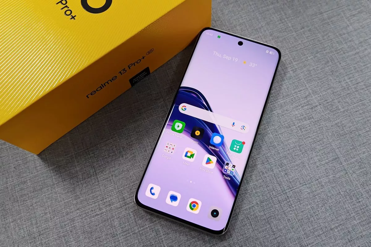 realme 13 Pro+ 5G hadir membawa layar melengkung (curved display) premium yang jarang ditemukan pada HP 5 jutaan Android pesaingnya.