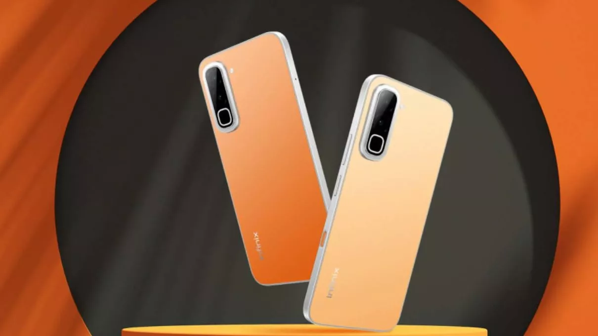 Dua pilihan warna gradasi oranye dan kuning pada smartphone Infinix Hot 70 di atas podium melingkar.