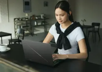 Featured image artikel peluncuran resmi laptop gaming AI tipis premium ASUS ROG Zephyrus G14 GU405 di Indonesia.