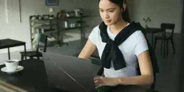 Featured image artikel peluncuran resmi laptop gaming AI tipis premium ASUS ROG Zephyrus G14 GU405 di Indonesia.