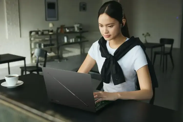 Featured image artikel peluncuran resmi laptop gaming AI tipis premium ASUS ROG Zephyrus G14 GU405 di Indonesia.