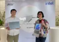 Matius Tirtawirya dan Madeleine Kusuma menunjukkan laptop AI Acer terbaru lini Swift Series dalam acara peluncuran resmi di Indonesia.
