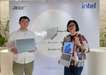 Matius Tirtawirya dan Madeleine Kusuma menunjukkan laptop AI Acer terbaru lini Swift Series dalam acara peluncuran resmi di Indonesia.