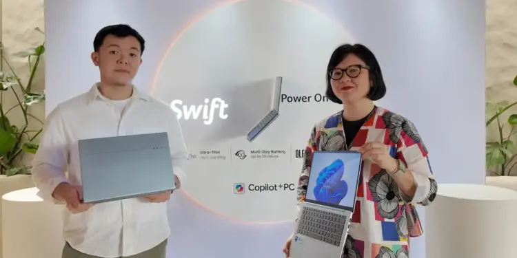 Matius Tirtawirya dan Madeleine Kusuma menunjukkan laptop AI Acer terbaru lini Swift Series dalam acara peluncuran resmi di Indonesia.