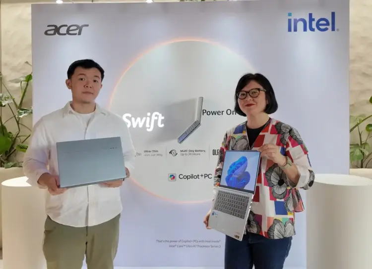 Matius Tirtawirya dan Madeleine Kusuma menunjukkan laptop AI Acer terbaru lini Swift Series dalam acara peluncuran resmi di Indonesia.