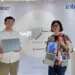 Matius Tirtawirya dan Madeleine Kusuma menunjukkan laptop AI Acer terbaru lini Swift Series dalam acara peluncuran resmi di Indonesia.