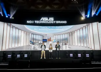 Perwakilan ASUS Indonesia memamerkan jajaran laptop ASUS terbaru 2026 yang dilengkapi teknologi AI lokal Omni di acara peluncuran resmi Jakarta.