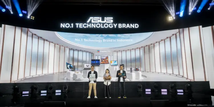 Perwakilan ASUS Indonesia memamerkan jajaran laptop ASUS terbaru 2026 yang dilengkapi teknologi AI lokal Omni di acara peluncuran resmi Jakarta.