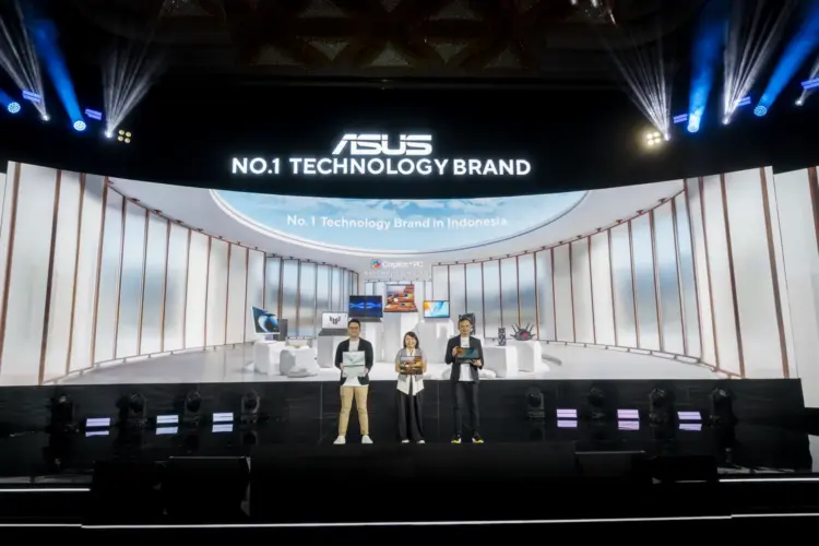 Perwakilan ASUS Indonesia memamerkan jajaran laptop ASUS terbaru 2026 yang dilengkapi teknologi AI lokal Omni di acara peluncuran resmi Jakarta.