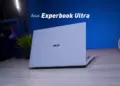 ASUS ExpertBook Ultra warna Morn Grey berbahan Magnesium Alloy dengan desain tipis dan premium di atas meja kerja.
