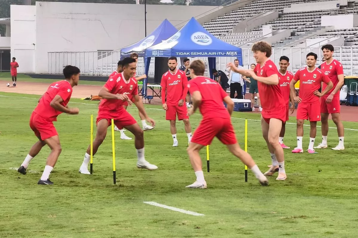 Para pemain Timnas Indonesia saat menjalani sesi latihan taktis terakhir di stadion sebelum berlaga malam ini.