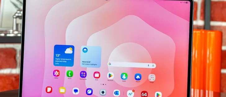 Tampilan dekat layar tablet premium Samsung Galaxy Tab S12 Ultra yang menampilkan antarmuka One UI dan berbagai aplikasi.