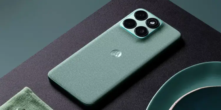 Desain bodi belakang HP 5 jutaan warna hijau bertekstur premium dengan modul kamera kotak besar.