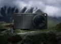 Desain bodi belakang smartphone flagship OPPO Find X9 Ultra dengan modul kamera Hasselblad berlatar pemandangan pegunungan.