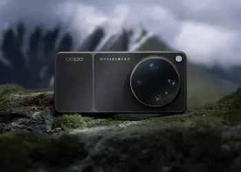 Desain bodi belakang smartphone flagship OPPO Find X9 Ultra dengan modul kamera Hasselblad berlatar pemandangan pegunungan.