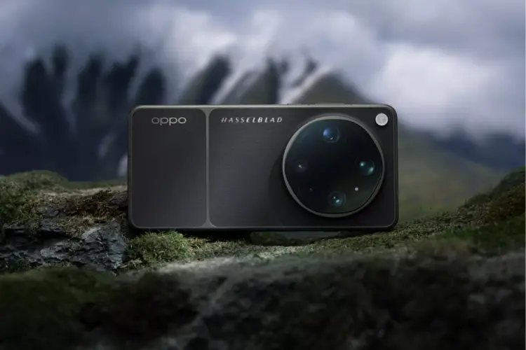 Desain bodi belakang smartphone flagship OPPO Find X9 Ultra dengan modul kamera Hasselblad berlatar pemandangan pegunungan.