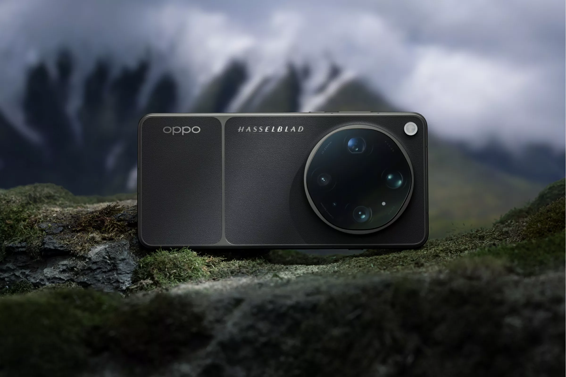 Desain bodi belakang smartphone flagship OPPO Find X9 Ultra dengan modul kamera Hasselblad berlatar pemandangan pegunungan.