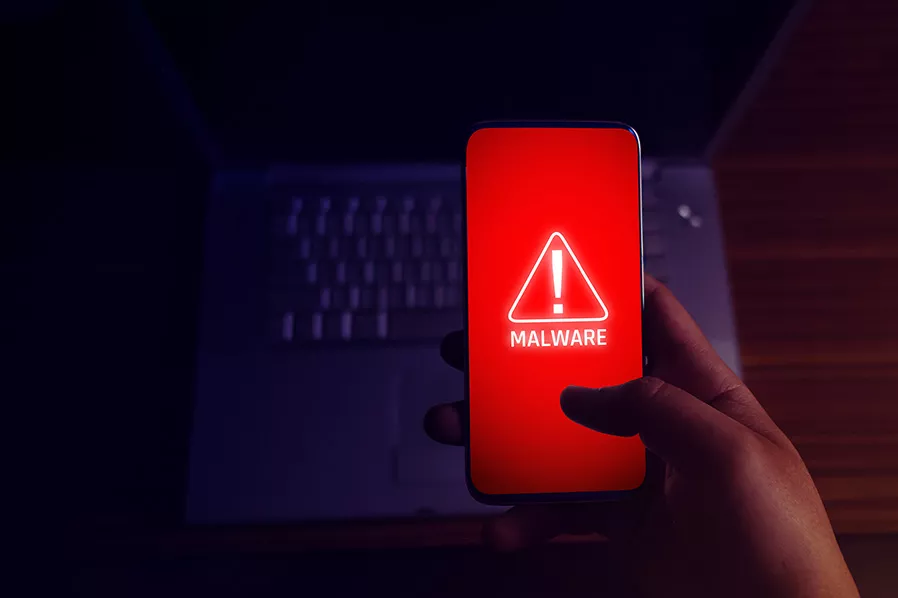 Peringatan infeksi Malware Rokarolla pada layar smartphone Android yang berbahaya.