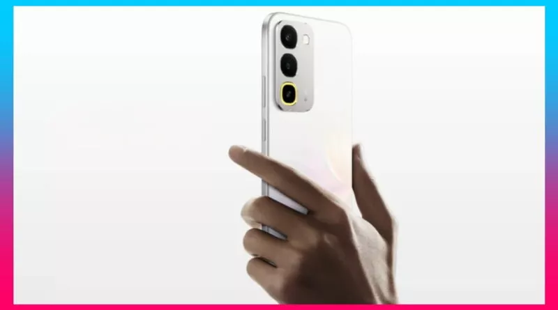 HP 4 jutaan dengan kamera OIS berdesain elegan warna putih saat digenggam.