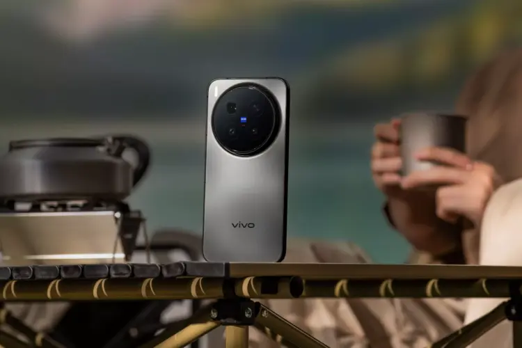 Tampilan elegan Vivo X300 Pro yang membawa modul kamera mutakhir, siap jadi andalan baru para pencinta fancam di tahun 2026.