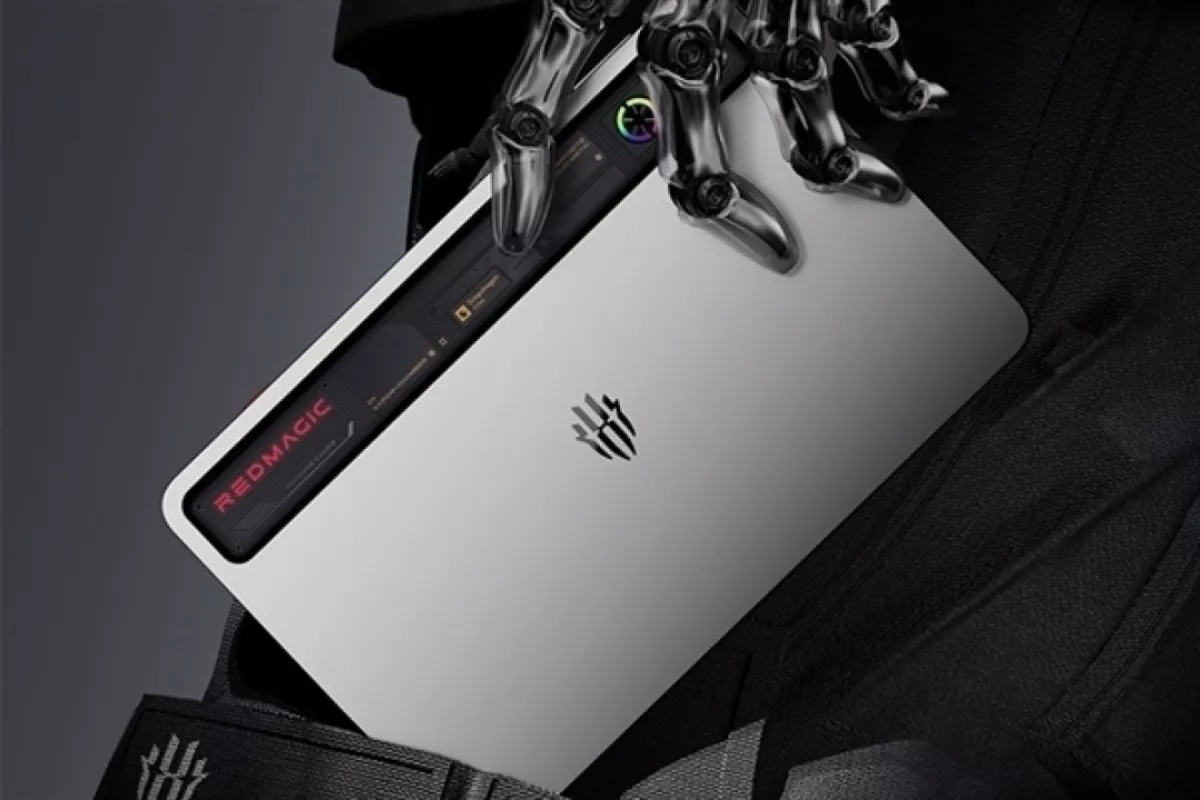 Sisi belakang RedMagic Gaming Tablet 5 Pro berwarna abu-abu metalik dengan strip transparan futuristik saat digenggam tangan robot.