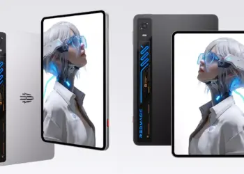 Dua varian warna RedMagic Gaming Tablet 5 Pro, hitam dan silver, bersanding dengan tampilan layar depan ber-wallpaper karakter anime siber.