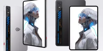 Dua varian warna RedMagic Gaming Tablet 5 Pro, hitam dan silver, bersanding dengan tampilan layar depan ber-wallpaper karakter anime siber.