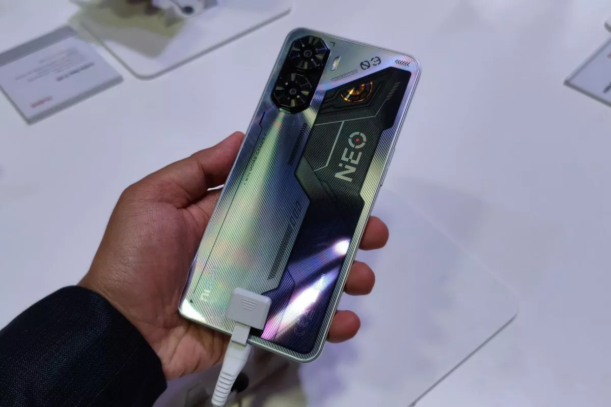 Mengusung tema mecha, HP 2 Jutaan berperforma tinggi ini memikat hati para gamer lewat estetika bodi belakangnya yang gahar.
