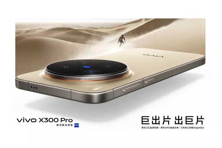 Poster iklan resmi Vivo X300 Pro menampilkan modul kamera melingkar yang tebal dengan latar belakang gurun pasir dan teks berbahasa Mandarin.
