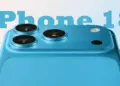 Tampilan sudut atas tiga lensa kamera belakang pada purwarupa iPhone 18 biru