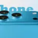 Tampilan sudut atas tiga lensa kamera belakang pada purwarupa iPhone 18 biru