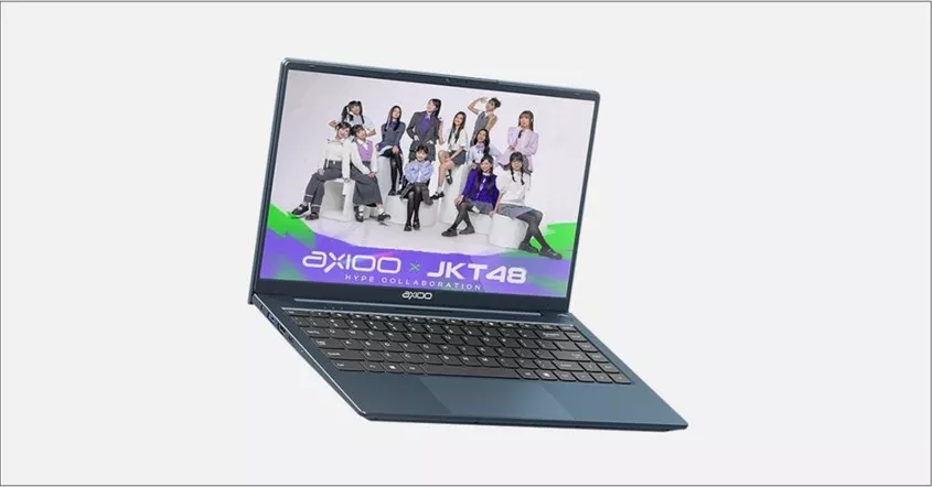 Laptop edisi khusus Axioo Hype Collaboration dengan grup idola JKT48 pada tampilan layar utamanya.