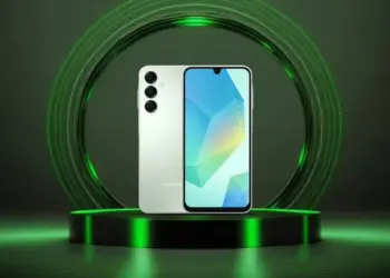 Tampilan depan dan belakang HP Samsung terlaris kelas menengah berwarna putih perak di atas podium melingkar berornamen neon hijau.