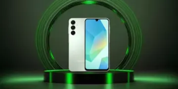 Tampilan depan dan belakang HP Samsung terlaris kelas menengah berwarna putih perak di atas podium melingkar berornamen neon hijau.