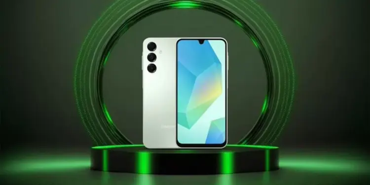 Tampilan depan dan belakang HP Samsung terlaris kelas menengah berwarna putih perak di atas podium melingkar berornamen neon hijau.