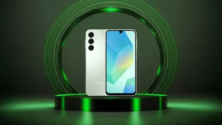 Tampilan depan dan belakang HP Samsung terlaris kelas menengah berwarna putih perak di atas podium melingkar berornamen neon hijau.
