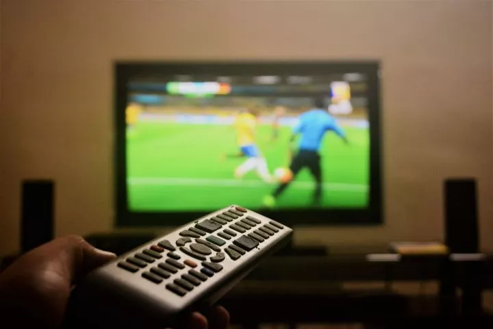 Melakukan setting Samsung TV ke posisi gambar terbaik sangat krusial agar pergerakan bola di lapangan tidak berbayang.