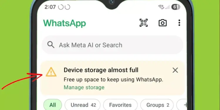 Pemberitahuan Device storage almost full atau memori penuh di dalam aplikasi WhatsApp