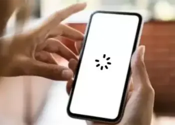 Layar smartphone menampilkan ikon loading berputar yang menandakan HP sering lemot saat membuka aplikasi.