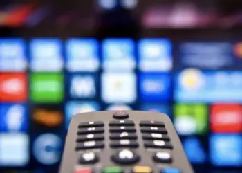 Masuk ke menu pengaturan atau smart hub untuk mulai menerapkan setting Samsung TV guna mengunduh aplikasi resmi penyiar Piala Dunia 2026.